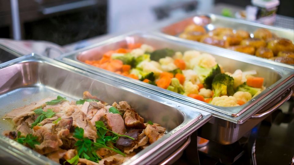 Copa do Mundo nas escolas: Chef Felipe Bronze assina menu internacional para promover educação alimentar