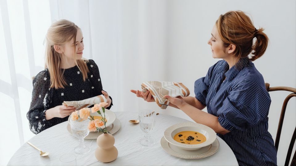 Da adolescência à menopausa, 4 cuidados com a alimentação que ajudam na saúde da mulher