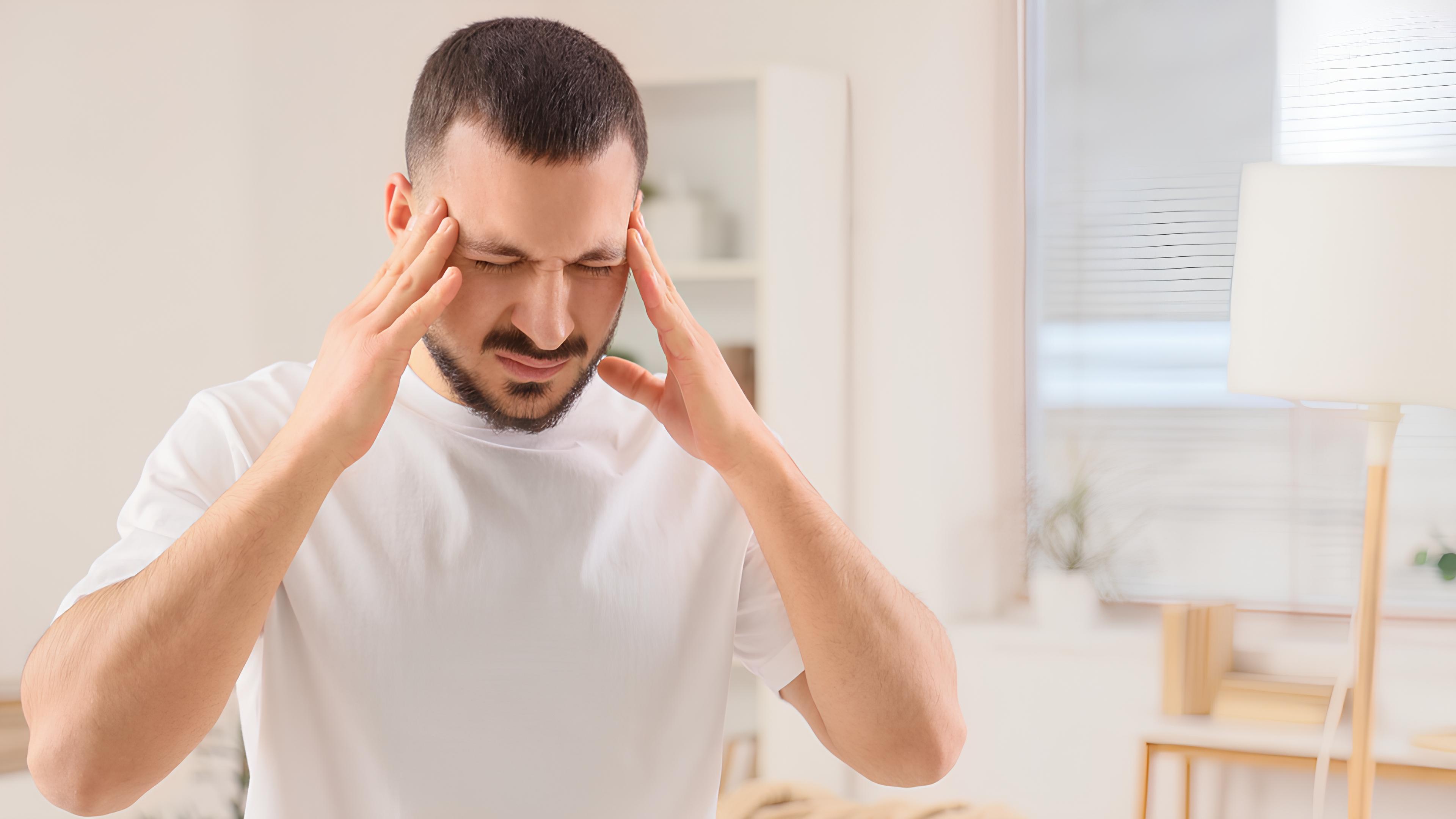 Dores de cabeça? Saiba quais sinais indicam riscos graves e exigem avaliação médica imediata