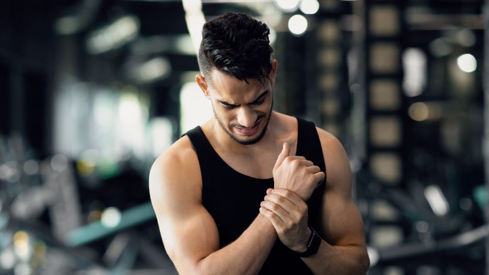 Punho doendo na academia? Há sinais que não devem ser ignorados durante o treino