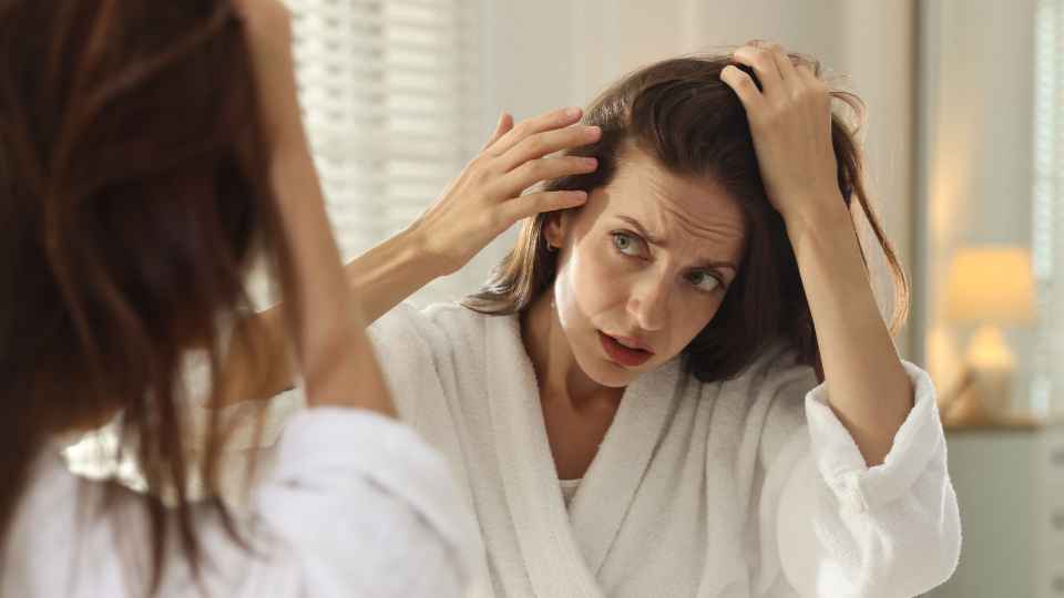 Queda de cabelo aumenta no frio? Médicos explicam os impactos do inverno na saúde capilar