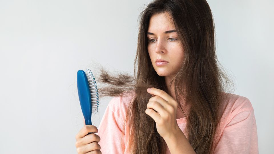 Queda de cabelo pode ser sinal de deficiência de ferro? Médico explica