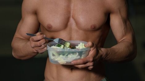 Da performance à longevidade: estratégias da nutrição esportiva chegam à rotina de quem busca envelhecer melhor 