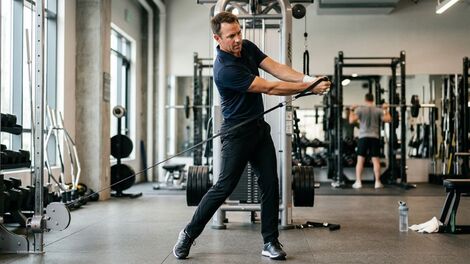 Exercícios na academia podem melhorar o desempenho no golfe? Entenda quais grupos musculares fazem a diferença