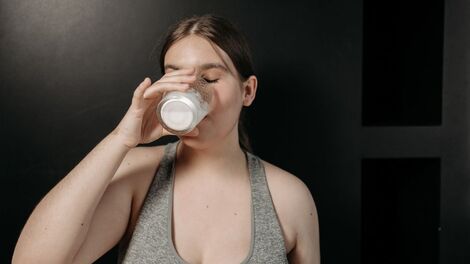 Existe um horário ideal para consumir leite? Nutricionista explica