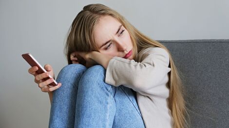Solidão na era da conectividade digital: como o comportamento evitativo está mudando a forma de se relacionar